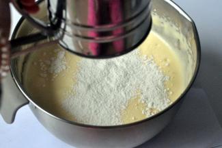 分两次过筛面粉。