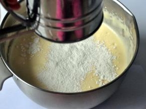 分两次过筛面粉。