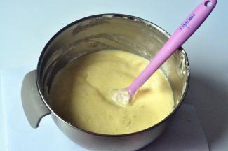 快速翻拌均匀，无面粉颗粒。