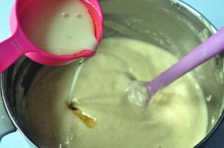 倒入提前混合好的椰奶、玉米油。