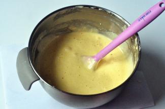 快速翻拌，让它们与面糊充分融合。