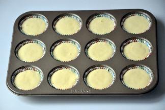 将面糊倒入纸杯中，8分满就可以了。