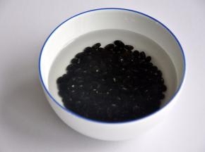 将黑豆浸泡2小时，黑芝麻洗净后放入平底锅中焙香。