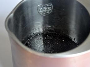 连同泡过黑豆的水和黑芝麻，一起倒入豆浆机中，盖住最低水位线。