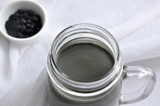 炒过的黑芝麻能盖住黑豆的豆腥味。