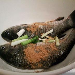  加十三香，料酒，葱段，盐，腌30分钟，