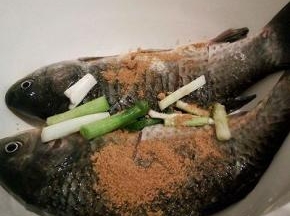  加十三香，料酒，葱段，盐，腌30分钟，