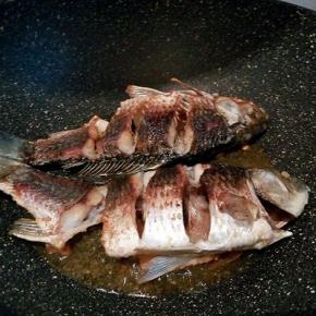 炸至两面微黄，就可以捞出，油还可以炒