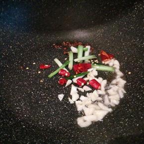 刚才煎鱼的油，爆香配料，