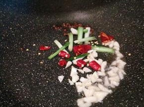 刚才煎鱼的油，爆香配料，