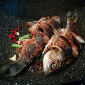  加鱼，就生抽，一勺，椒盐，轻轻晃动锅，盛盘，