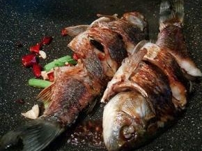  加鱼，就生抽，一勺，椒盐，轻轻晃动锅，盛盘，