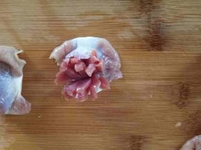 切法非常简单，延着中间把两个凸起分开，用刀把凸起部分用刀先横切成片，再竖切成小条状，底部不要切透