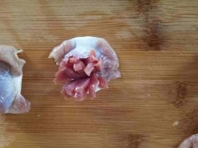 切法非常简单，延着中间把两个凸起分开，用刀把凸起部分用刀先横切成片，再竖切成小条状，底部不要切透