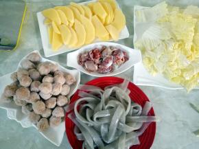 土豆去皮切片，白菜切大段，宽粉提前用温水泡2小时左右(我用开水泡了30分钟)