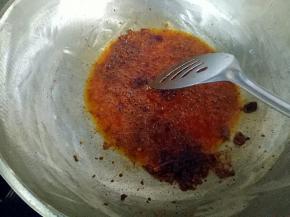 锅里放油，油稍热时放入火锅底料炒香