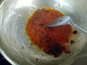 锅里放油，油稍热时放入火锅底料炒香