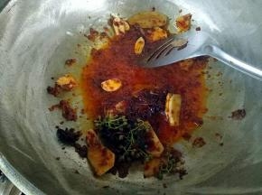 然后加入姜蒜，花椒，八角和香叶炒香