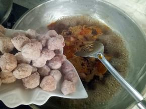 加入800毫升清水煮开，放入蚝油，依次放入速冻肉丸