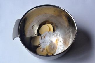 将软化好的黄油、糖粉、盐，一起倒入盆中。