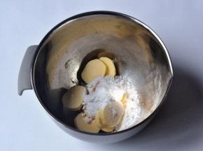 将软化好的黄油、糖粉、盐，一起倒入盆中。