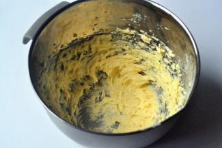 用打蛋器打至黄油颜色变淡，体积膨大。