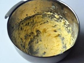 用打蛋器打至黄油颜色变淡，体积膨大。