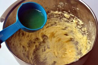 倒入一半的蛋清，打发至黄油与蛋清完全融合。