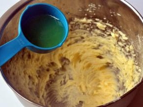 倒入一半的蛋清，打发至黄油与蛋清完全融合。