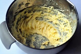 倒入剩下的蛋清，打发至蓬松发白。