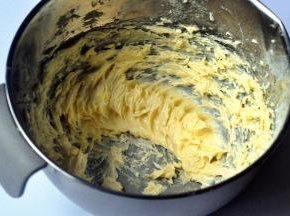 倒入剩下的蛋清，打发至蓬松发白。