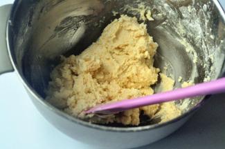 用刮刀切拌混匀，拌匀到看不见干粉就马上停止了。