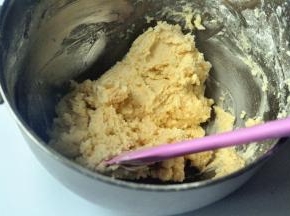 用刮刀切拌混匀，拌匀到看不见干粉就马上停止了。