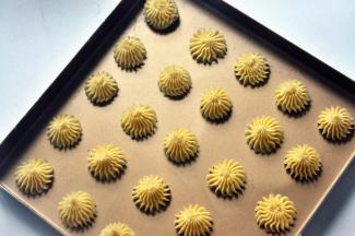 在金盘中用裱花嘴挤出喜欢的纹路。放入提前预热好的烤箱，170度20分钟。