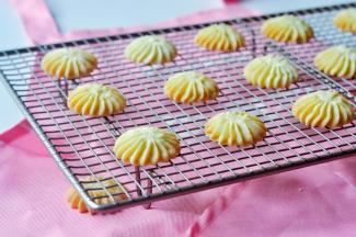 出炉的曲奇放在晾架上晾凉后，装袋密封。