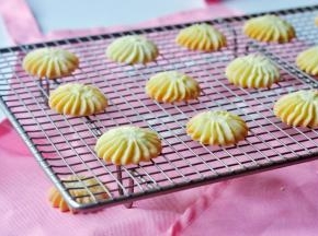 出炉的曲奇放在晾架上晾凉后，装袋密封。