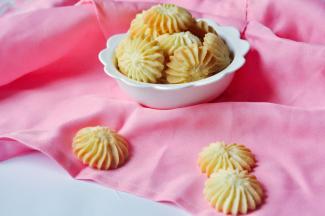 . 一杯奶茶&一盘曲奇，完美的下午茶。