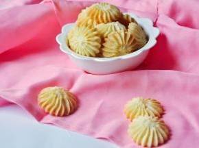 . 一杯奶茶&一盘曲奇，完美的下午茶。