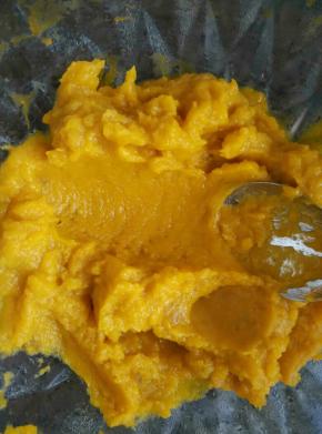 南瓜去皮和瓤，上锅蒸熟捣成泥