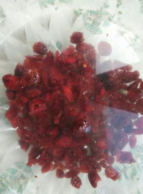蔓越莓干用水浸泡一下，待松软后捞出淋干水分备用