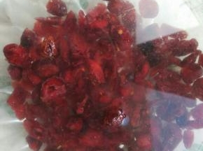 蔓越莓干用水浸泡一下，待松软后捞出淋干水分备用