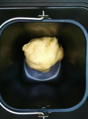 将面粉盐南瓜泥和酵母放入面包桶内，启动和面程序。揉成光滑的面团后取出盖保鲜膜进行发酵