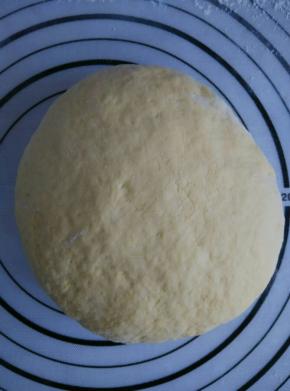 发酵至二倍大时候停止，取出轻轻揉揉排气，如果粘手可以撒一层干面粉