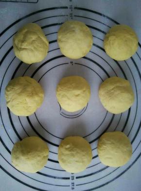 平均分成9份，揉圆醒十分钟