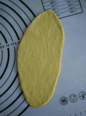 取其中一个面团，擀成牛舍状