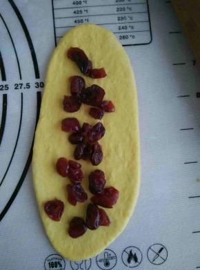 上面撒上蔓越莓干