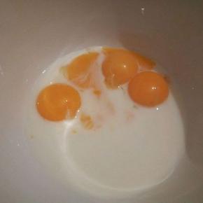 蛋黄加牛奶搅拌均匀，要完全融合