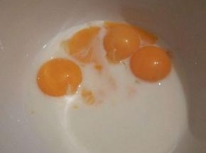 蛋黄加牛奶搅拌均匀，要完全融合