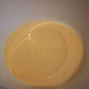 加玉米油继续搅拌均匀，