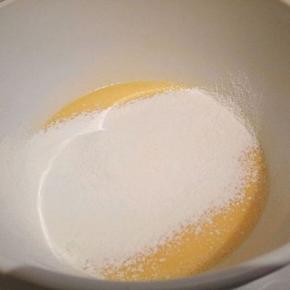 筛入低筋面粉，翻拌均匀，不要转圈圈搅拌，以免起筋，可以呈z字行搅拌